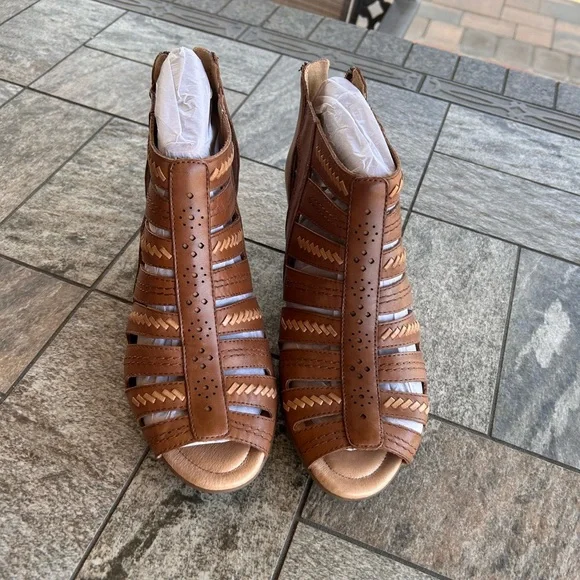 NWOB Earth Brand Zipper Sandals - Picture 8 of 10